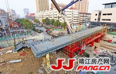 靖江人民路过街天桥吊装完成