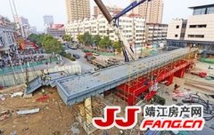 靖江人民路过街天桥吊装完成