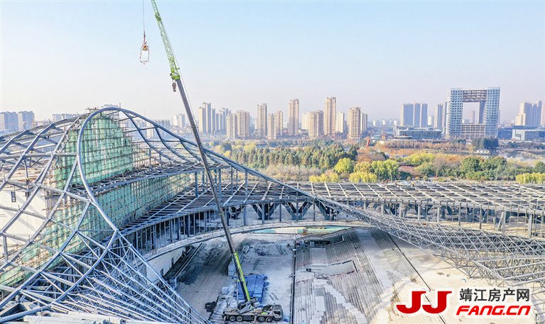 靖江文化中心剧院区开始安装玻璃幕墙(图1)